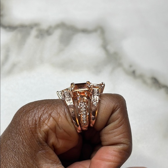 Elegant Gold and Amber Emerald Cut Ring - Picture 4 of 11